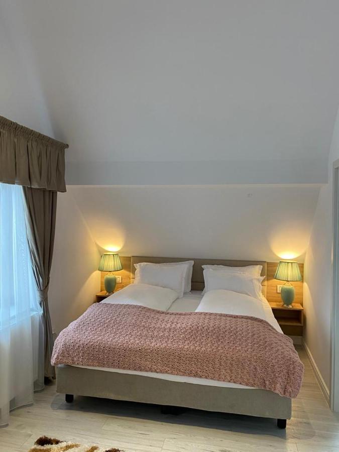 Apartaments Rîşnov Esterno foto