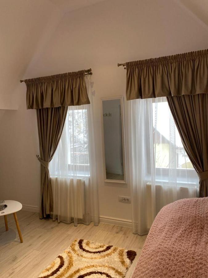 Apartaments Rîşnov Esterno foto